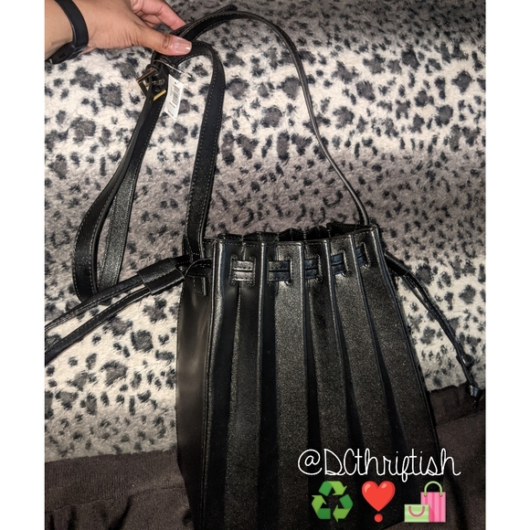 Banana Republic pleated bucket bag🖤 - Picture 5 of 9